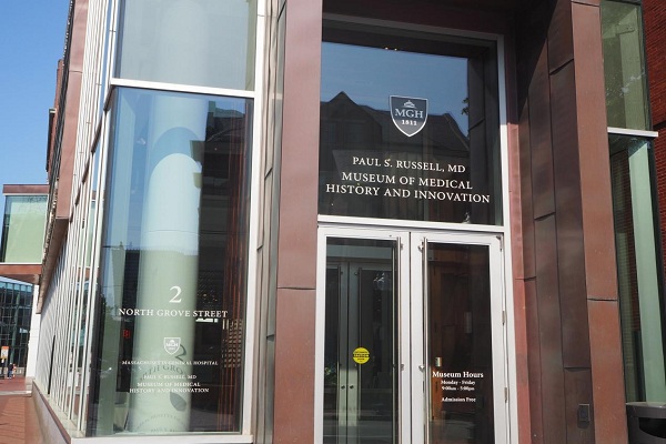 Z女士如何在国外治疗晚期肺癌？