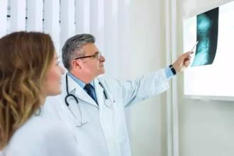 出国看病：许多妇女在乳房切除术后不进行乳房重建