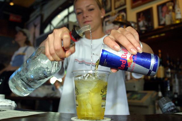 出国看病：能量饮料可能会增加酒精问题的风险